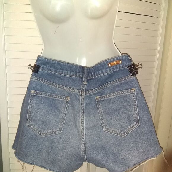 🎉🆕Zara Embroidered Butterfly Jean Shorts - Picture 5 of 9